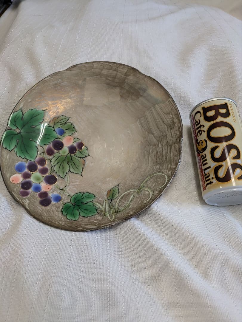 金彩のブドウ装飾の陶器皿