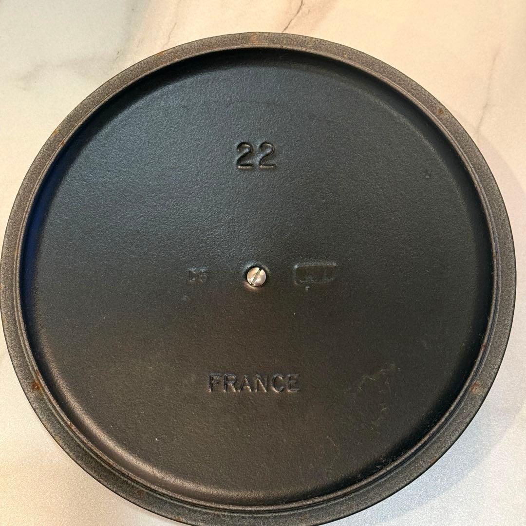 美品 ルクルーゼ ココットロンド 22cm 黒調理器具
