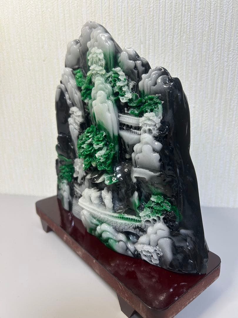 【風水置物】山水彫刻 翡翠調 大型 木製台座付き 山河景観 開運 招財　風水