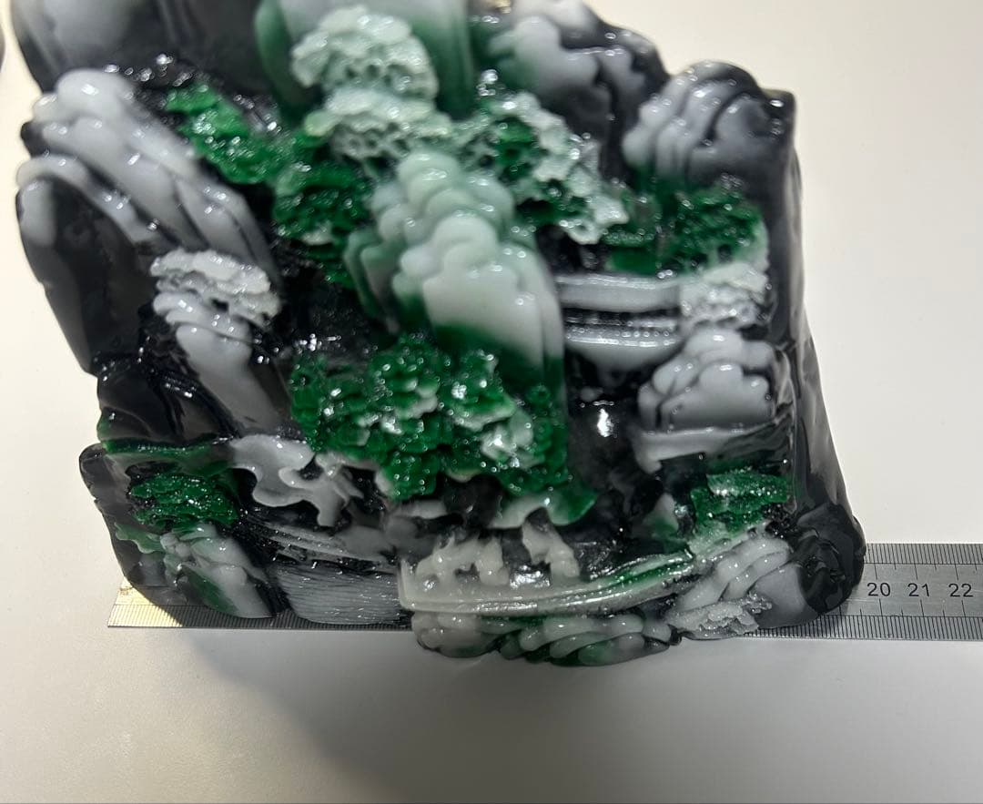 【風水置物】山水彫刻 翡翠調 大型 木製台座付き 山河景観 開運 招財　風水