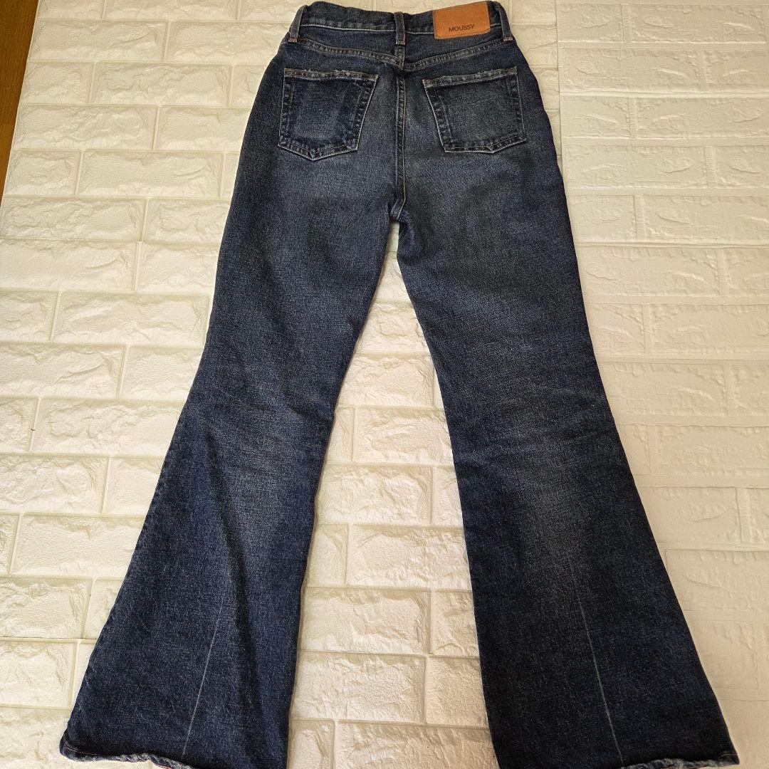 極美品　MOUSSY　現行MVS ダークブルー　フレア　ハイウエスト　24