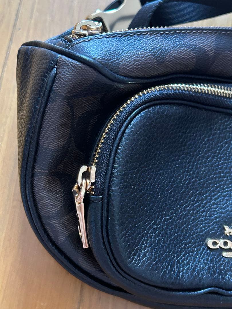 新品未使用 COACH ブラック ／シグネチャーボディバッグ