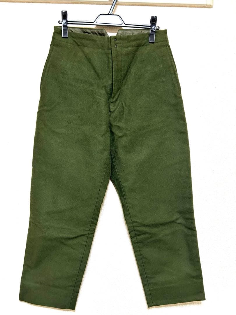 comoli モールスキンバックストラップパンツ