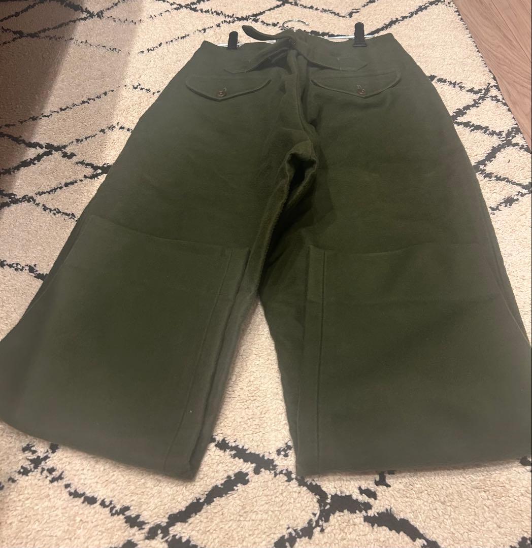 comoli モールスキンバックストラップパンツ