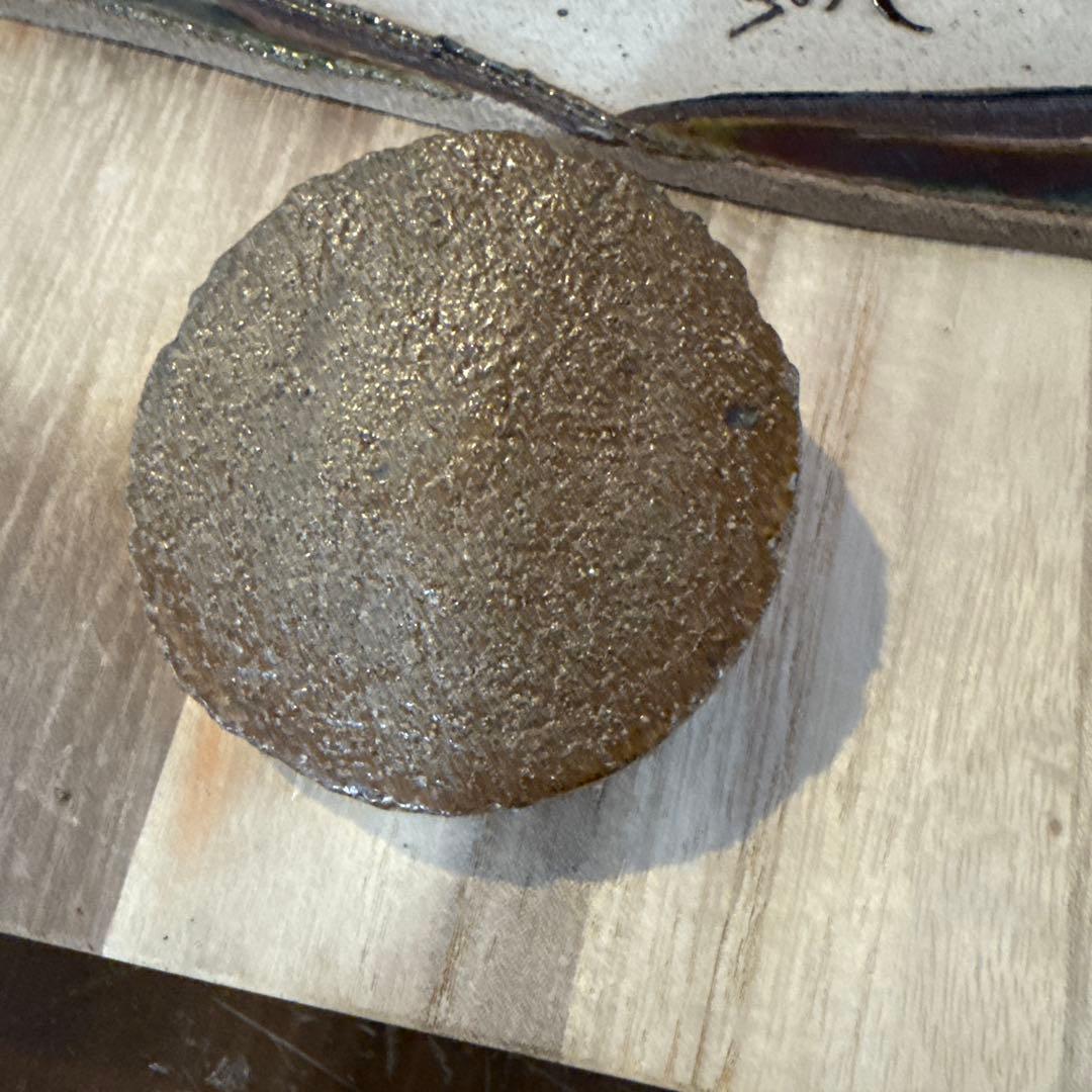泉　椿魚さんのプレート　陶器 装飾品 山の形状 一部金箔　台付
