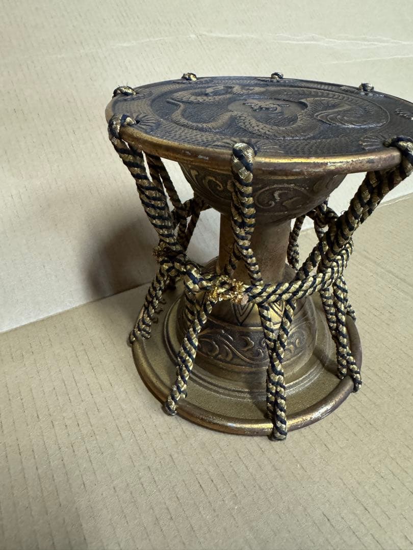蛇の彫刻 金属製鼓