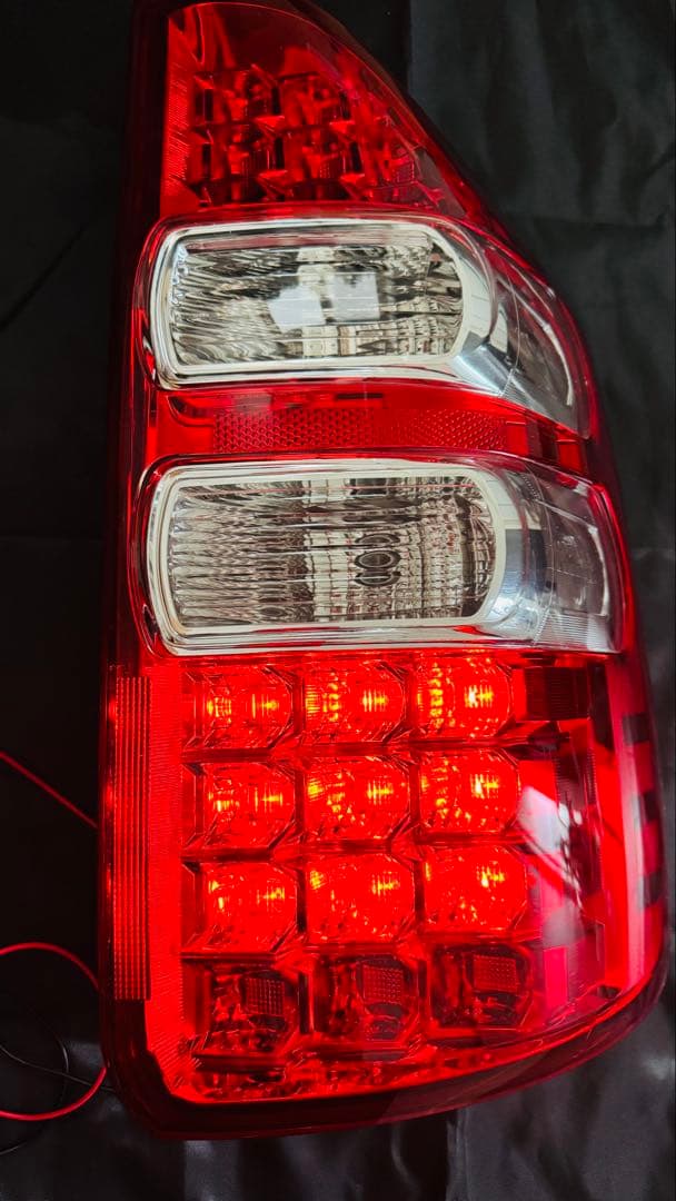 トヨタ ノア 70系 後期 純正 LED テールランプ 左右セット　ヴォクシー