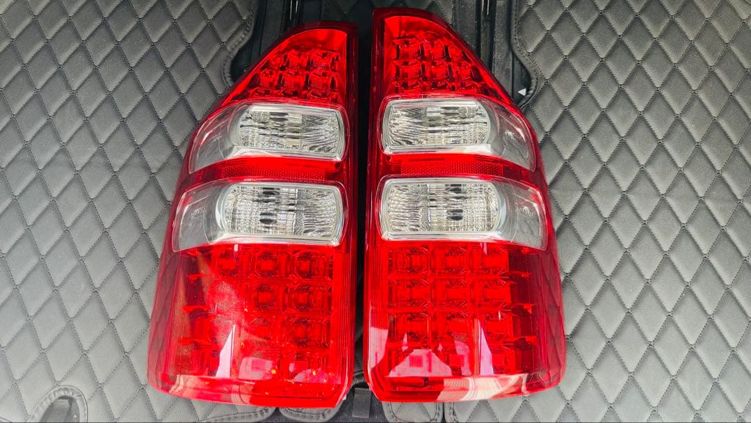 トヨタ ノア 70系 後期 純正 LED テールランプ 左右セット　ヴォクシー