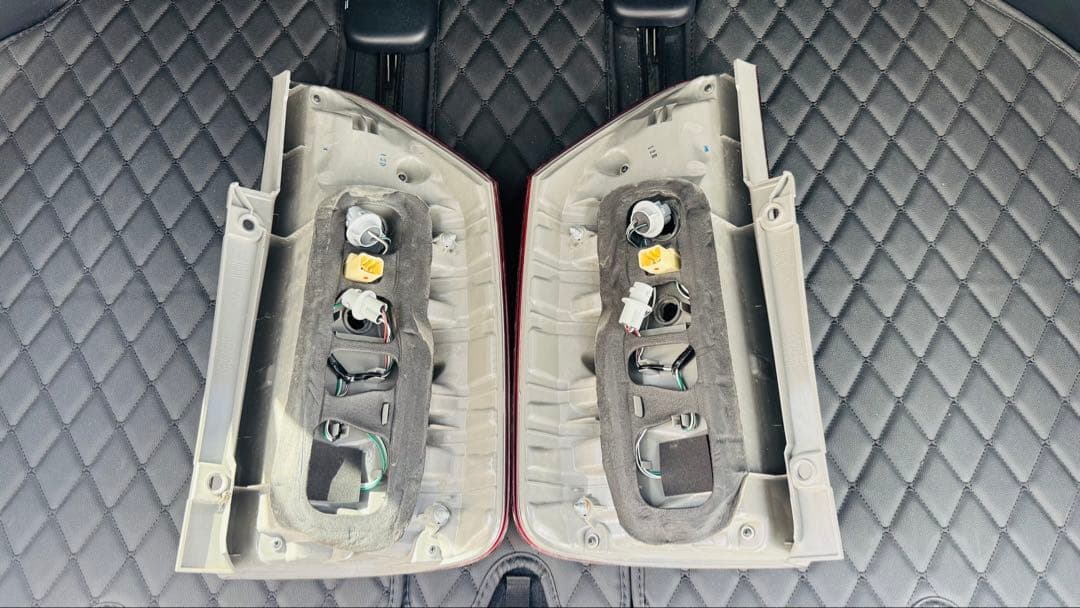 トヨタ ノア 70系 後期 純正 LED テールランプ 左右セット　ヴォクシー