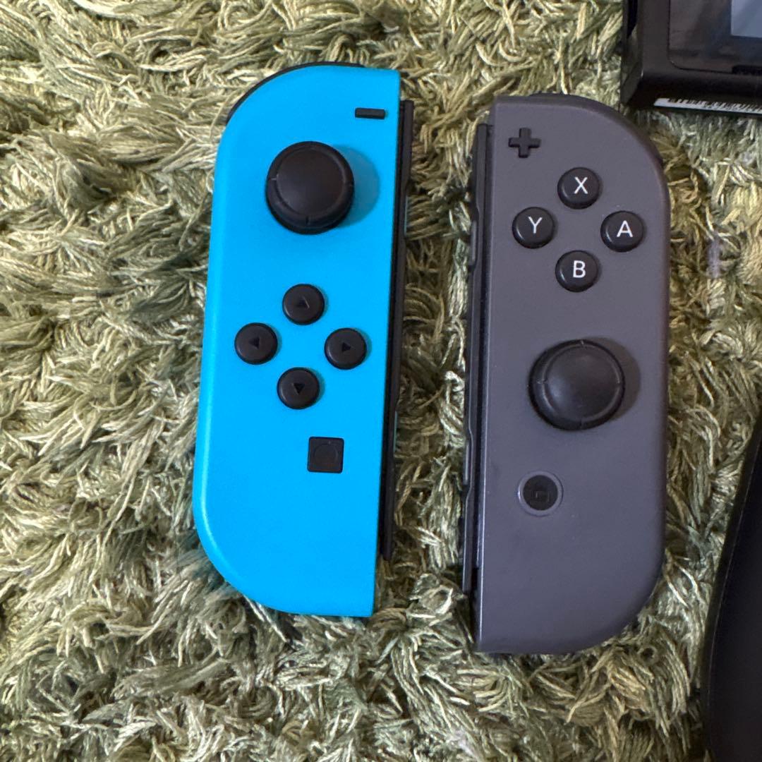 グレーのNintendo Switch本体　（コントローラー一つ水色代用）