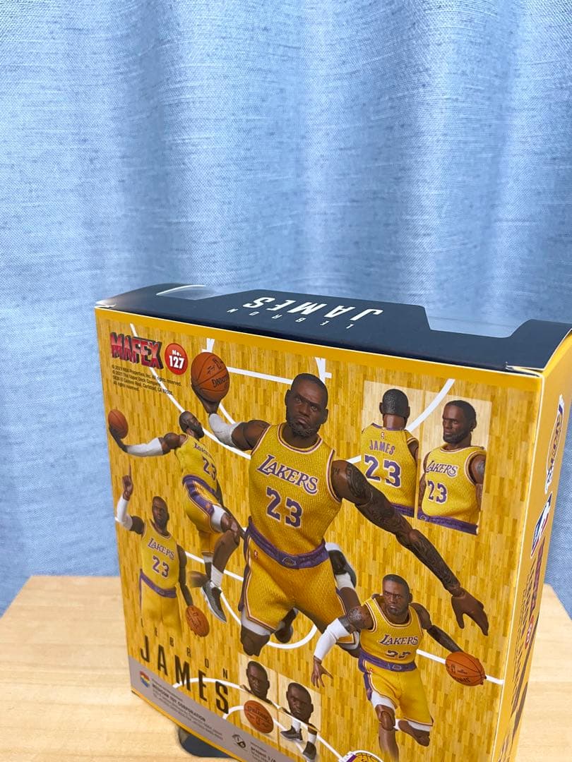 レブロン・ジェームズ MAFEX(マフェックス) アクションフィギュア