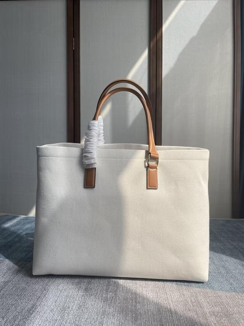 美品 キャンバストートバッグ　ゴールド金具