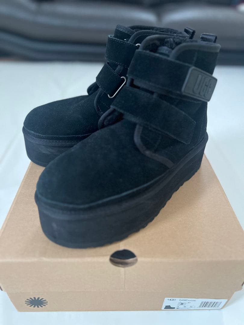 UGGオーストラリア Neumel Platform UGG ロゴ ブーツ