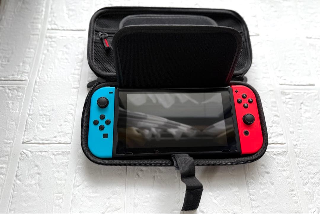 【Nintendo Switch 本体＋収納ケース付き】