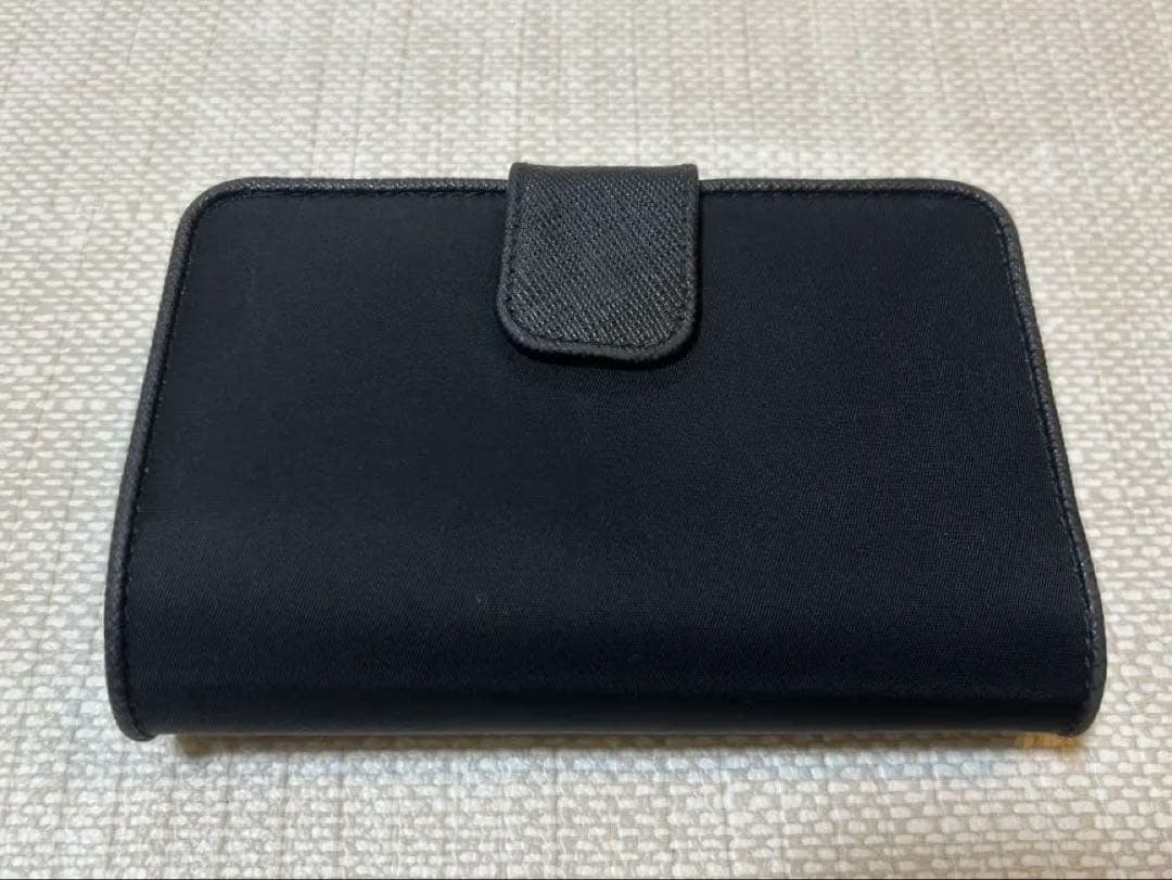 プラダ　二つ折り財布　ブラック　トライアングル　ナイロン　レザー　箱あり