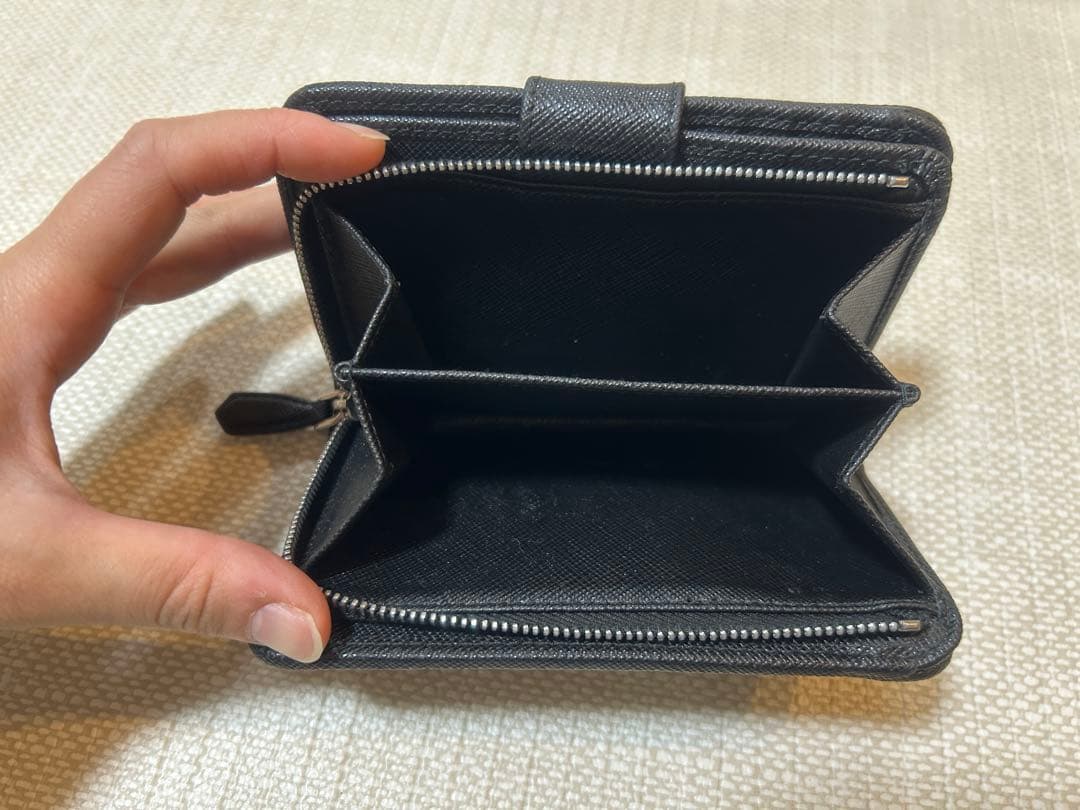プラダ　二つ折り財布　ブラック　トライアングル　ナイロン　レザー　箱あり