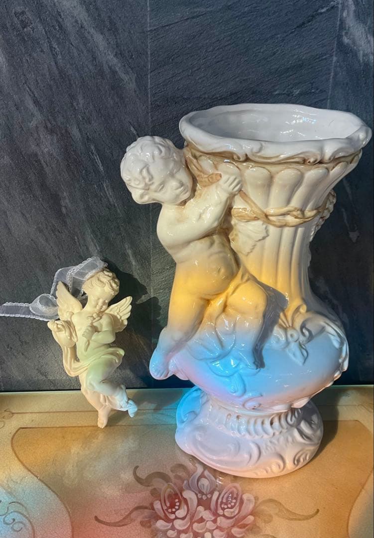 ⚜️イタリー製バロックスタイルのアイボリー陶器製花瓶と天使の飾り物のセット⚜️