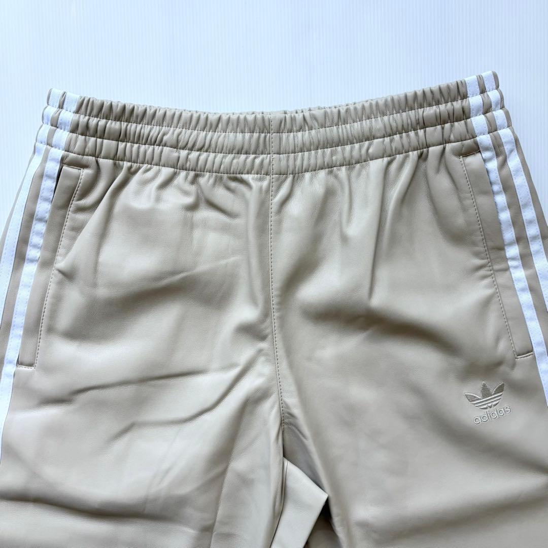新品　adidas フェイクレザー ファイヤーバード トラックパンツ Lベージュ