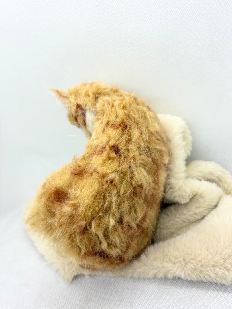 A猫 羊毛フェルト自分のしっぽで遊ぶ茶トラ猫【ハンドメイド 猫
