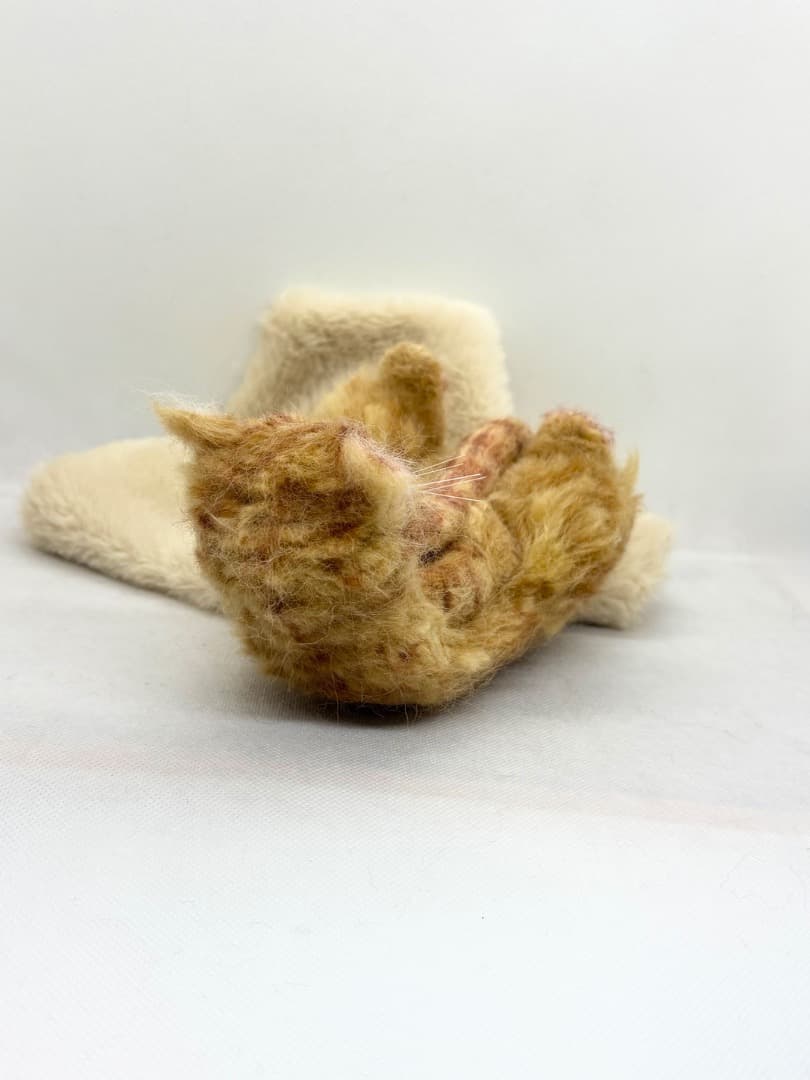 A猫 羊毛フェルト自分のしっぽで遊ぶ茶トラ猫【ハンドメイド 猫